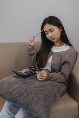 Kredi kartı harcamaları konusunda stresli hissediyor. Ödenmemiş bakiyeyi görünce, alışveriş kartlarını oluşturan harcamalar onu strese sokuyor. Banka kartı, banka kartı, harcama...