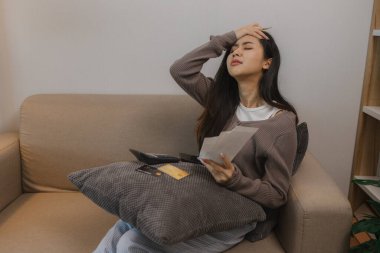 Kredi kartı harcamaları konusunda stresli hissediyor. Ödenmemiş bakiyeyi görünce, alışveriş kartlarını oluşturan harcamalar onu strese sokuyor. Banka kartı, banka kartı, harcama...