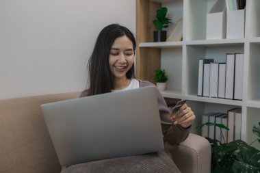 Kredi kartını ödeyerek internetten alışveriş yapmayı seviyor. Banka kartındaki bakiye mutlu bir şekilde harcaması için yeterli. Boş zamanlarını kredi kartıyla alışveriş yaparak geçiriyor.