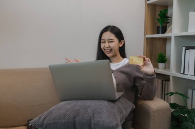 Kredi kartını ödeyerek internetten alışveriş yapmayı seviyor. Banka kartındaki bakiye mutlu bir şekilde harcaması için yeterli. Boş zamanlarını kredi kartıyla alışveriş yaparak geçiriyor.