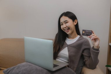 Kredi kartını ödeyerek internetten alışveriş yapmayı seviyor. Banka kartındaki bakiye mutlu bir şekilde harcaması için yeterli. Boş zamanlarını kredi kartıyla alışveriş yaparak geçiriyor.