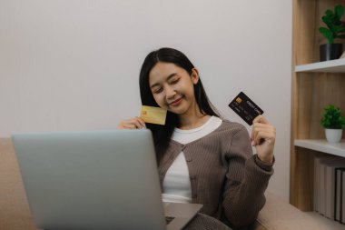 Kredi kartını ödeyerek internetten alışveriş yapmayı seviyor. Banka kartındaki bakiye mutlu bir şekilde harcaması için yeterli. Boş zamanlarını kredi kartıyla alışveriş yaparak geçiriyor.