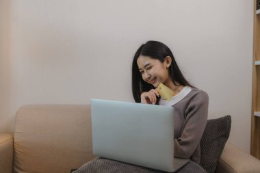 Kredi kartını ödeyerek internetten alışveriş yapmayı seviyor. Banka kartındaki bakiye mutlu bir şekilde harcaması için yeterli. Boş zamanlarını kredi kartıyla alışveriş yaparak geçiriyor.