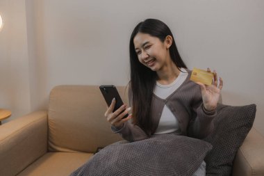 Kredi kartını ödeyerek internetten alışveriş yapmayı seviyor. Banka kartındaki bakiye mutlu bir şekilde harcaması için yeterli. Boş zamanlarını kredi kartıyla alışveriş yaparak geçiriyor.