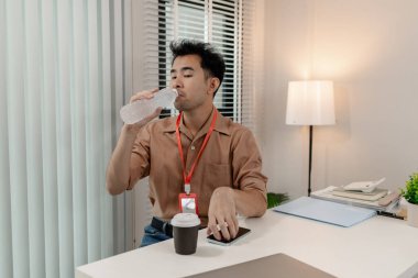 Bu iş adamı bütün gün telefonuyla çalıştıktan sonra ofisinde dinleniyor. Boş zamanlarını ofisinde telefonuyla geçiriyor. Rahatlayıp, pazarlama müdürü telefonuyla rahatlıyor.