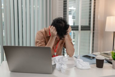 Bir işadamı, ortağı ile yaptığı anlaşmanın tamamlanmadığını vurguladı. Bir muhasebeci, şirketin kârının çok fazla kaybolması ve stresli olması nedeniyle çok streslidir.,