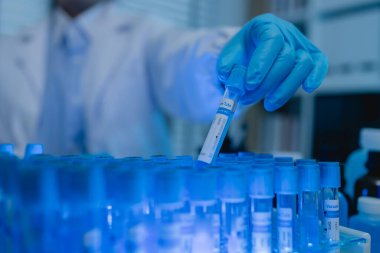 Bir kadın kimyager laboratuvarda çeşitli sıvı bileşiklerini test ediyor, bir bilim adamı laboratuvarda, laboratuarda, laboratuarda, deney tüpünde, bilimsel araştırmalar yapıyor.