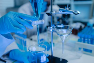 İki bilimadamı yeni bir antiviral ilaç bulmak için birlikte çalışıyor, iki kimyager bilim, mikroskop, laboratuvarda çalışmak için bilimsel araçlar kullanıyorlar,