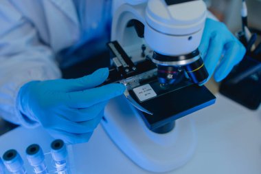 İki bilimadamı yeni bir antiviral ilaç bulmak için birlikte çalışıyor, iki kimyager bilim, mikroskop, laboratuvarda çalışmak için bilimsel araçlar kullanıyorlar,