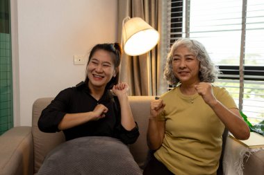 Anne ve kız boş zamanlarını evde geçiriyorlar, kız hafta sonunu anne ve kızı arasındaki sevgi dolu bir aileyi ziyaret ederek geçiriyor.