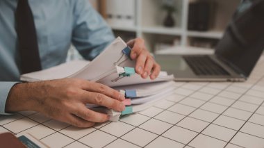 Ofisteki belgelerle bir işadamı ilgileniyor, bir muhasebeci belgeleri topluyor, bir pazarlama müdürü toplantı, finans, girişim, şirket bilgileri hazırlıyor