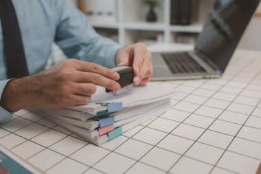 onaylandı, prodüksiyon müdürü belgeyi kontrol ettikten sonra onayladı, bir işadamı proje önerisini gözden geçirdi ve onayladı, maliye müdürü satın alma emrini onayladı