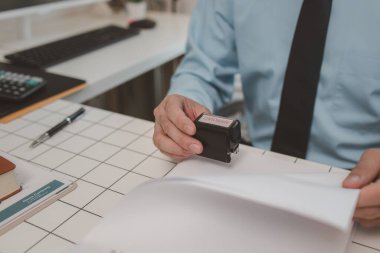 onaylandı, prodüksiyon müdürü belgeyi kontrol ettikten sonra onayladı, bir işadamı proje önerisini gözden geçirdi ve onayladı, maliye müdürü satın alma emrini onayladı