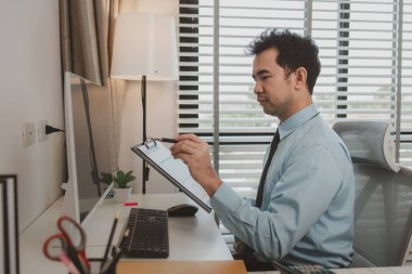 bir işadamı özel ofisinde oturuyor, bir girişimci özenle çalışıyor, baş muhasebeci yöneticilere bir toplantıda sunmak üzere belgeleri ve bütçe rakamlarını gözden geçiriyor