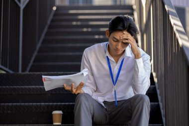 İş adamı çok çalıştığı için stresli, bir şirket çalışanı son teslim tarihi nedeniyle çok yorgun, ofiste yorgunluk ve stres belirtileri gösteriyor, ciddi, girişimci