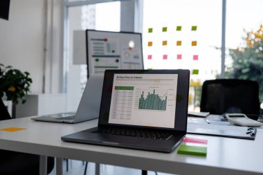 Şirketteki bir ofisin atmosferi, ofis malzemeleriyle dolu bir masa, güneş ışığı alan temiz camlı bir konferans odası, modern bir konferans odası atmosferi.