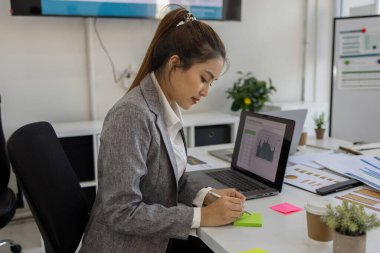 İş adamı özel bir ofiste çalışıyor, satış promosyon planlama personeli bir toplantıda sunum yapmak için bir plan yazıyor, şirket çalışma ortamı.,