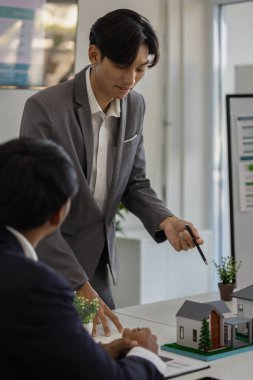 İş adamı özel bir ofiste çalışıyor, satış promosyon planlama personeli bir toplantıda sunum yapmak için bir plan yazıyor, şirket çalışma ortamı.,