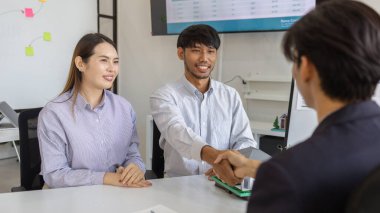 Tokalaşma, ev ve ev satma, ev satın alma ve satış anlaşması imzalama, konut kirası, ipotek, gayrimenkul, kira, satış, kredi, mülk, temsilci