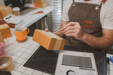 Packer, bir nakliye şirketinde bir odada çalışıyor. Girişimci, internette küçük eşyalar satan küçük bir işletme sahibi. Bir işadamı, nakliye şirketinde, paketinde, ürününde çalışıyor.