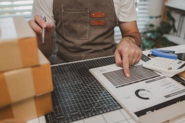 Packer, bir nakliye şirketinde bir odada çalışıyor. Girişimci, internette küçük eşyalar satan küçük bir işletme sahibi. Bir işadamı, nakliye şirketinde, paketinde, ürününde çalışıyor.