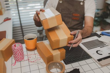 Packer, bir nakliye şirketinde bir odada çalışıyor. Girişimci, internette küçük eşyalar satan küçük bir işletme sahibi. Bir işadamı, nakliye şirketinde, paketinde, ürününde çalışıyor.