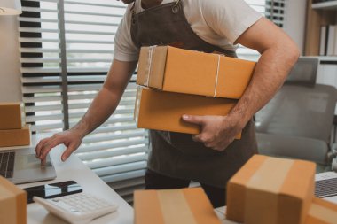 Girişimcinin kendi küçük internet şirketi vardır, işletme sahibi paketi müşteriye teslim etmeden önce kontrol eder, paket, ürün, küçük işletme, e-ticaret