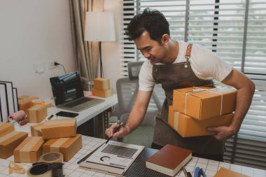 Girişimcinin kendi küçük internet şirketi vardır, işletme sahibi paketi müşteriye teslim etmeden önce kontrol eder, paket, ürün, küçük işletme, e-ticaret