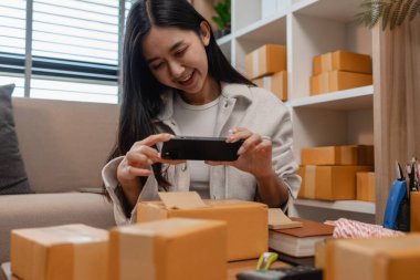 Girişimci, çevrimiçi ürün satıyor, çevrimiçi ürün satan küçük bir işletmesi var, Sme, odada bir sürü paket var, onun çevrimiçi deposunda çalışıyor.