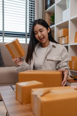 Tüm müşterilere göndermek için paket hazırlıyor. Bu girişimcinin küçük bir işletmesi var. Sme, internetten ürün satıyor.