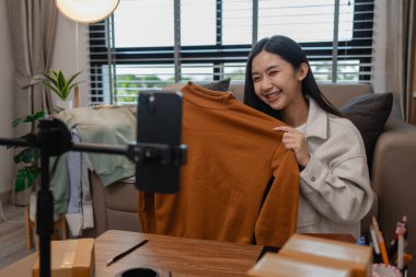 Ürününü çevrimiçi satmak için yaşıyor, sme, o bir girişimci ve küçük bir işletmesi var, canlı yayın, paket, ürünlerini internette satıyor, yaşadığı zaman müşteriyle konuşuyor.