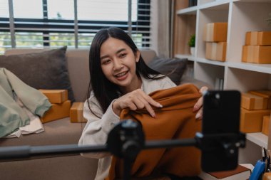 Ürününü çevrimiçi satmak için yaşıyor, sme, o bir girişimci ve küçük bir işletmesi var, canlı yayın, paket, ürünlerini internette satıyor, yaşadığı zaman müşteriyle konuşuyor.