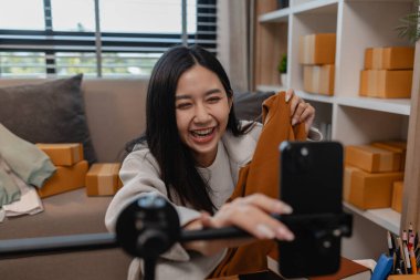 Ürününü çevrimiçi satmak için yaşıyor, sme, o bir girişimci ve küçük bir işletmesi var, canlı yayın, paket, ürünlerini internette satıyor, yaşadığı zaman müşteriyle konuşuyor.