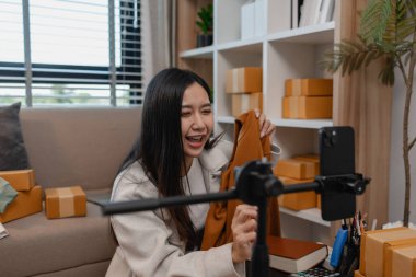 Ürününü çevrimiçi satmak için yaşıyor, sme, o bir girişimci ve küçük bir işletmesi var, canlı yayın, paket, ürünlerini internette satıyor, yaşadığı zaman müşteriyle konuşuyor.