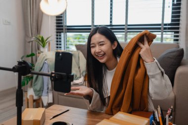 Ürününü çevrimiçi satmak için yaşıyor, sme, o bir girişimci ve küçük bir işletmesi var, canlı yayın, paket, ürünlerini internette satıyor, yaşadığı zaman müşteriyle konuşuyor.