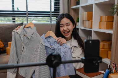 Ürününü çevrimiçi satmak için yaşıyor, sme, o bir girişimci ve küçük bir işletmesi var, canlı yayın, paket, ürünlerini internette satıyor, yaşadığı zaman müşteriyle konuşuyor.