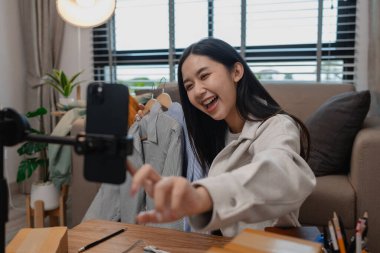 Ürününü çevrimiçi satmak için yaşıyor, sme, o bir girişimci ve küçük bir işletmesi var, canlı yayın, paket, ürünlerini internette satıyor, yaşadığı zaman müşteriyle konuşuyor.