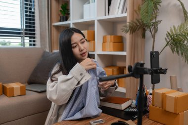 Ürününü çevrimiçi satmak için yaşıyor, sme, o bir girişimci ve küçük bir işletmesi var, canlı yayın, paket, ürünlerini internette satıyor, yaşadığı zaman müşteriyle konuşuyor.