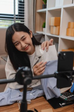 Ürününü çevrimiçi satmak için yaşıyor, sme, o bir girişimci ve küçük bir işletmesi var, canlı yayın, paket, ürünlerini internette satıyor, yaşadığı zaman müşteriyle konuşuyor.