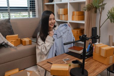 Ürününü çevrimiçi satmak için yaşıyor, sme, o bir girişimci ve küçük bir işletmesi var, canlı yayın, paket, ürünlerini internette satıyor, yaşadığı zaman müşteriyle konuşuyor.