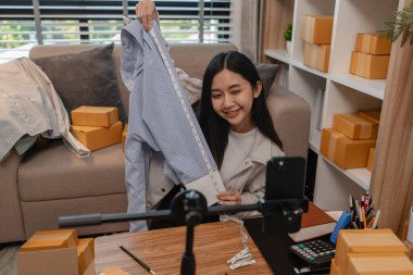 Ürününü çevrimiçi satmak için yaşıyor, sme, o bir girişimci ve küçük bir işletmesi var, canlı yayın, paket, ürünlerini internette satıyor, yaşadığı zaman müşteriyle konuşuyor.