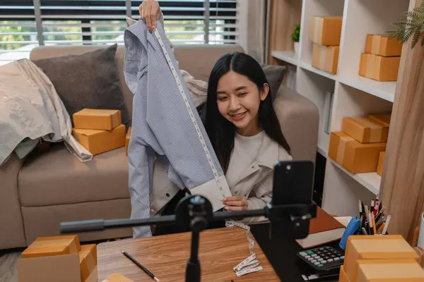 Ürününü çevrimiçi satmak için yaşıyor, sme, o bir girişimci ve küçük bir işletmesi var, canlı yayın, paket, ürünlerini internette satıyor, yaşadığı zaman müşteriyle konuşuyor.