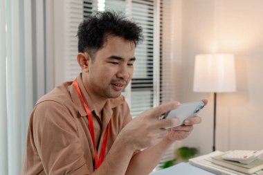 Bu iş adamı bütün gün telefonuyla çalıştıktan sonra ofisinde dinleniyor. Boş zamanlarını ofisinde telefonuyla geçiriyor. Rahatlayıp, pazarlama müdürü telefonuyla rahatlıyor.