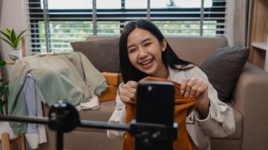 Ürününü çevrimiçi satmak için yaşıyor, sme, o bir girişimci ve küçük bir işletmesi var, canlı yayın, paket, ürünlerini internette satıyor, yaşadığı zaman müşteriyle konuşuyor.