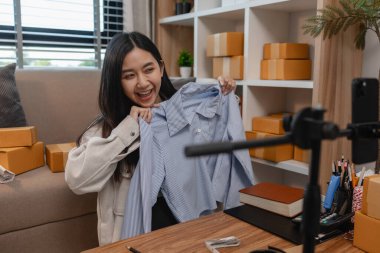 Ürününü çevrimiçi satmak için yaşıyor, sme, o bir girişimci ve küçük bir işletmesi var, canlı yayın, paket, ürünlerini internette satıyor, yaşadığı zaman müşteriyle konuşuyor.