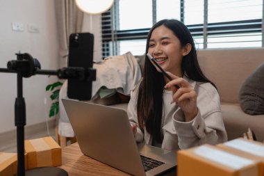 Ürününü çevrimiçi satmak için yaşıyor, sme, o bir girişimci ve küçük bir işletmesi var, canlı yayın, paket, ürünlerini internette satıyor, yaşadığı zaman müşteriyle konuşuyor.