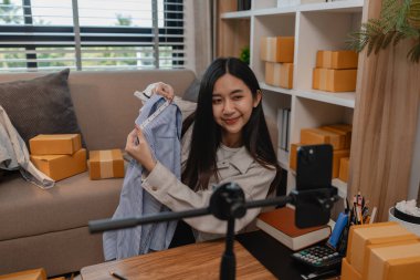 Ürününü çevrimiçi satmak için yaşıyor, sme, o bir girişimci ve küçük bir işletmesi var, canlı yayın, paket, ürünlerini internette satıyor, yaşadığı zaman müşteriyle konuşuyor.