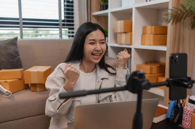 Sattığı paket sayısından memnundu, bir girişimci satış hedefini aşmasından duyduğu neşeyi gösterdi, neşeli, neşeli, sme, küçük işletme, paket