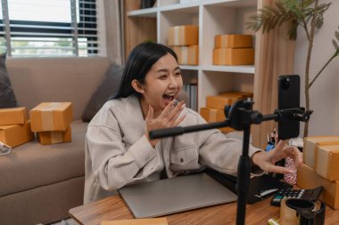 Küçük işletmesini yönetiyor, bu girişimci canlı yayında ürün, paket, sme satmak için canlı yayın yapıyor, bir iş kadını olmak istiyor, ürünü çevrimiçi satmak, çevrimiçi müşterilerle konuşmak için yayın yapıyor.