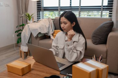 Sattığı paket sayısından memnundu, bir girişimci satış hedefini aşmasından duyduğu neşeyi gösterdi, neşeli, neşeli, sme, küçük işletme, paket